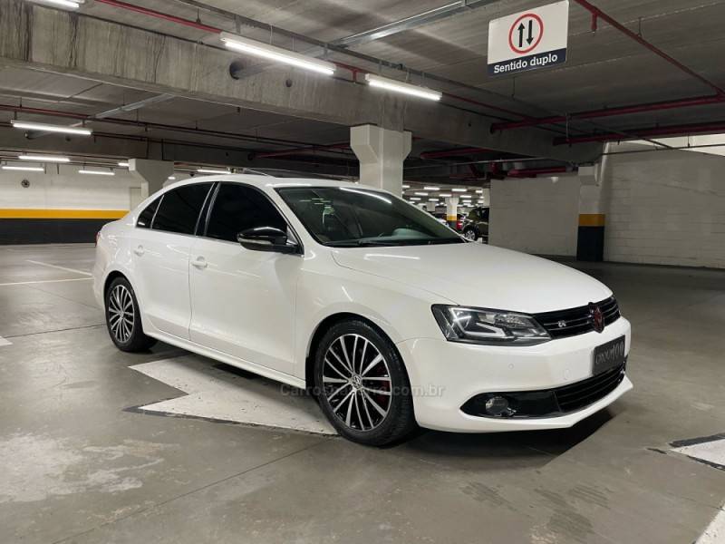 VOLKSWAGEN - JETTA - 2013/2013 - Branca - R$ 80.000,00