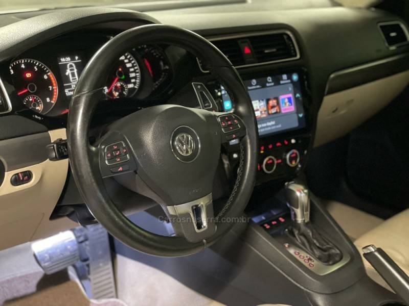 VOLKSWAGEN - JETTA - 2013/2013 - Branca - R$ 80.000,00