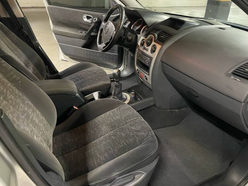 RENAULT - MÉGANE - 2008/2008 - Prata - R$ 26.500,00