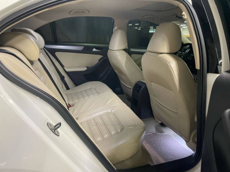 VOLKSWAGEN - JETTA - 2013/2013 - Branca - R$ 80.000,00