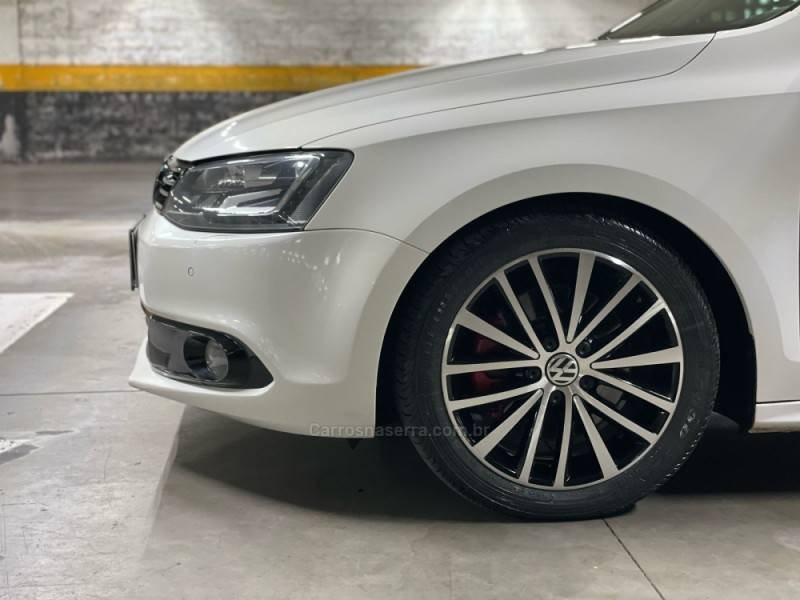 VOLKSWAGEN - JETTA - 2013/2013 - Branca - R$ 80.000,00