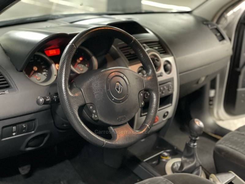 RENAULT - MÉGANE - 2008/2008 - Prata - R$ 26.500,00