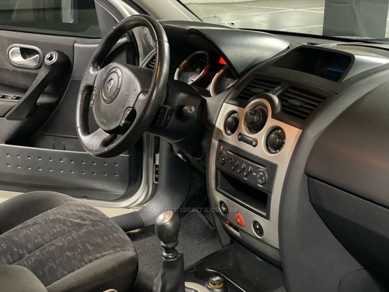 RENAULT - MÉGANE - 2008/2008 - Prata - R$ 26.500,00