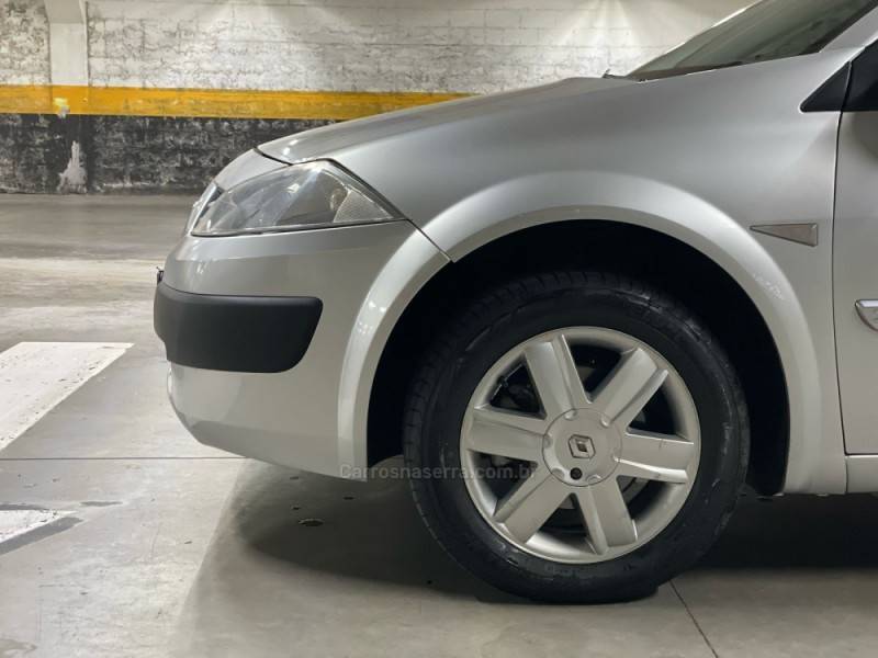 RENAULT - MÉGANE - 2008/2008 - Prata - R$ 26.500,00