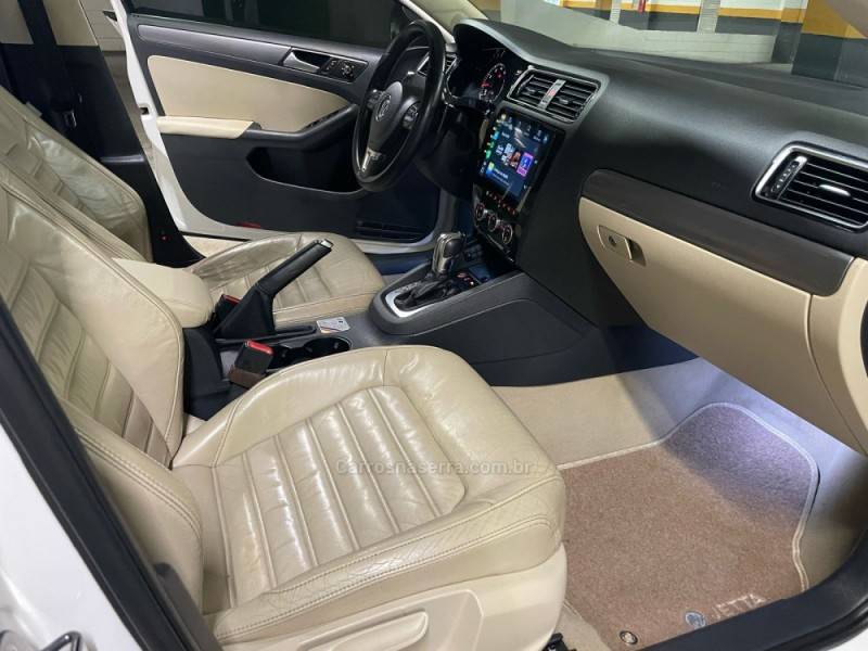 VOLKSWAGEN - JETTA - 2013/2013 - Branca - R$ 80.000,00
