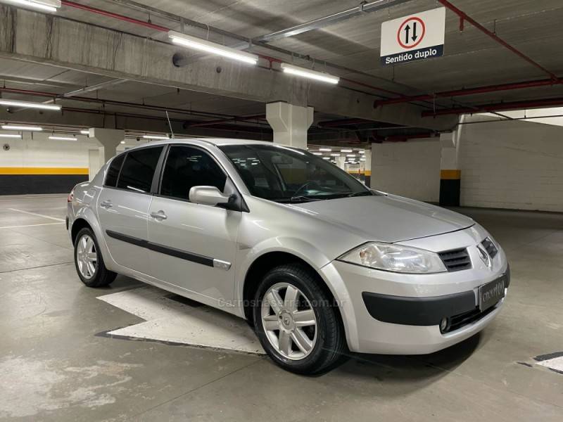 RENAULT - MÉGANE - 2008/2008 - Prata - R$ 26.500,00